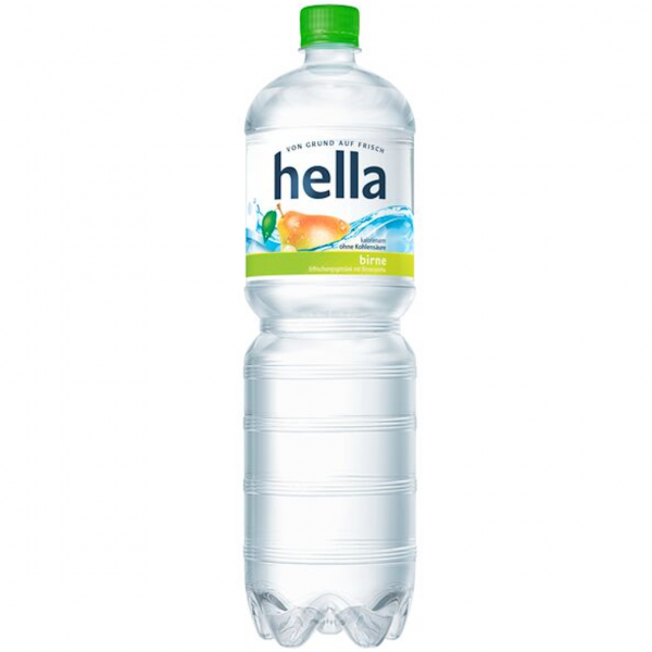 Flasche hella Near Water Birne vor maritimer Kulisse – frisch, leicht und nordisch klar.