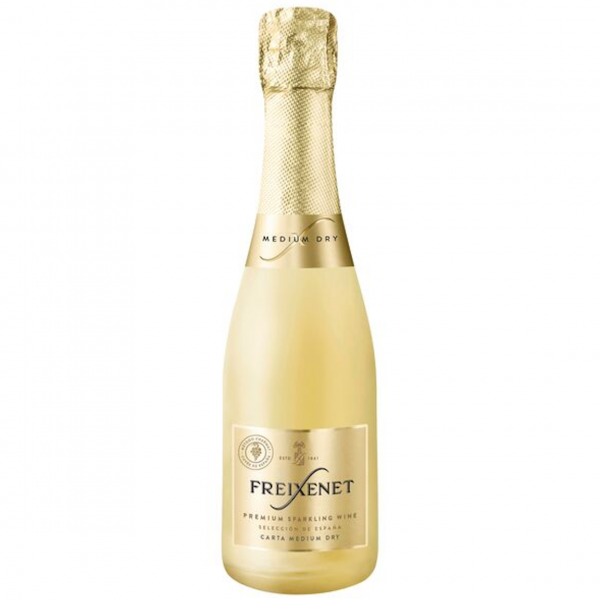 Flasche Freixenet Carta Medium Dry, spanischer Cava, hellgolden, prickelnd, vor neutralem Hintergrund.